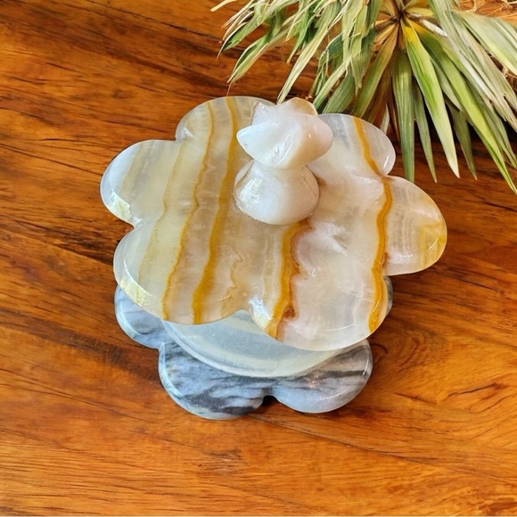Vintage Carved Onyx Stone Lidded Trinket Dish – Flower Shaped - Picture 2 of 12
